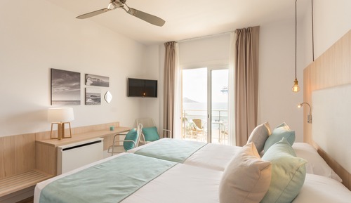 Habitación doble + cama supletoria, vistas a la piscina, balcón