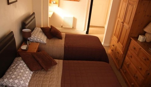 Habitación con 2 camas individuales, baño privado