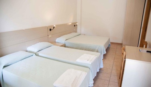 Habitación cuádruple económica, no fumadores, baño privado