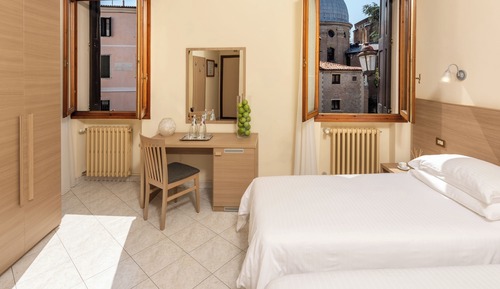 Habitación triple estándar (Basilica View)