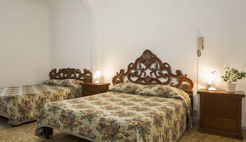 Habitación con 1 cama doble o 2 individuales, baño privado