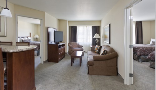 Suite, 2 habitaciones, accesible para personas con discapacidad (1 King, Comm, Tub)