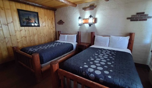 Habitación estándar, 2 camas dobles, en edificio anexo (No Phones)