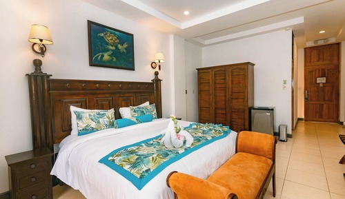 Superior Jungle View with One king bed