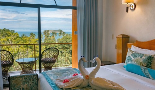 Deluxe Room with Partial Ocean View, One king bed