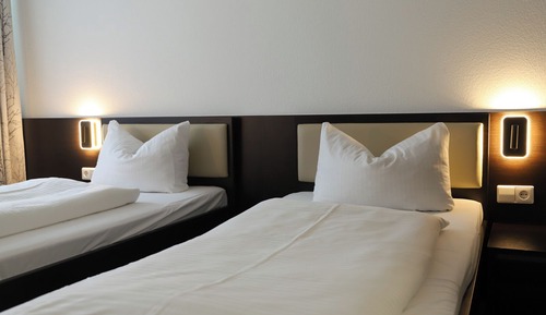 Habitación básica con 2 camas individuales