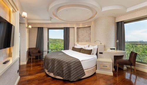 Corner Room with Jacuzzi tub