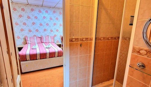 Suite, baño privado (Jack and Jill style for 3)