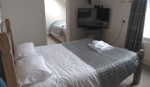 Habitación triple familiar, varias camas