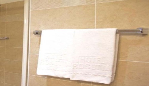 Habitación económica, varias camas, balcón, vistas a la montaña