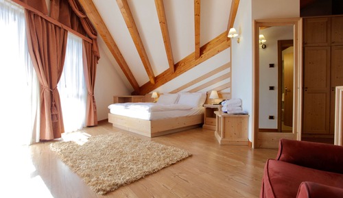 Suite junior, 1 cama de matrimonio, balcón, vistas a la montaña