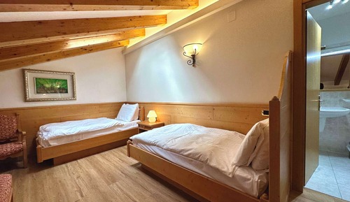 Habitación familiar, varias camas, balcón, vistas a la montaña