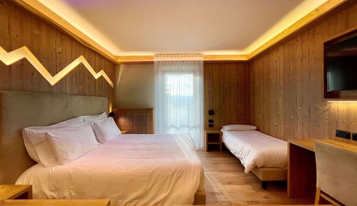 Habitación Confort, varias camas, balcón, vistas a la montaña