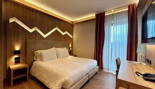 Habitación Confort, 1 cama de matrimonio, balcón, vistas a la montaña