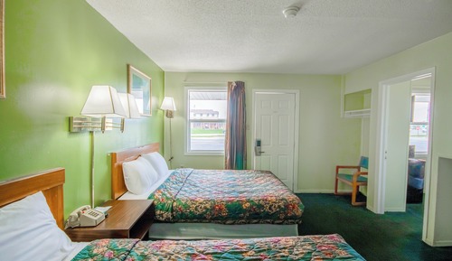 3 Queen Beds Smoking