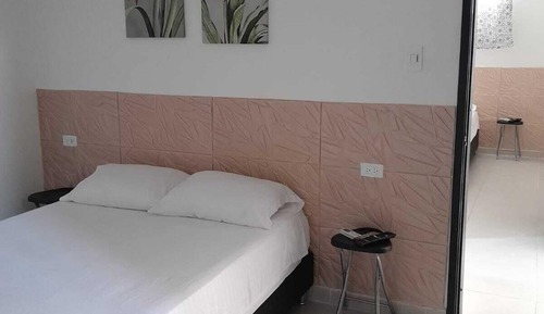 Suite ejecutiva, 2 habitaciones, cocina básica, en la zona del patio