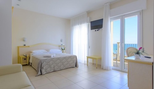 Suite estudio junior, vistas parciales al mar