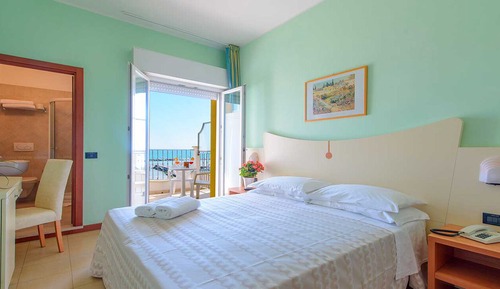 Habitación clásica doble, vistas parciales al mar