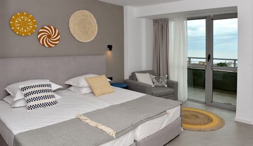 Habitación superior con 2 camas individuales, balcón