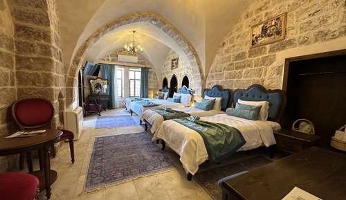 Habitación familiar, varias camas, bañera de hidromasaje, vistas a la ciudad