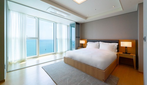 Suite junior, vistas parciales al mar