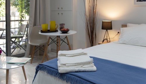 Estudio, balcón (BES #03)