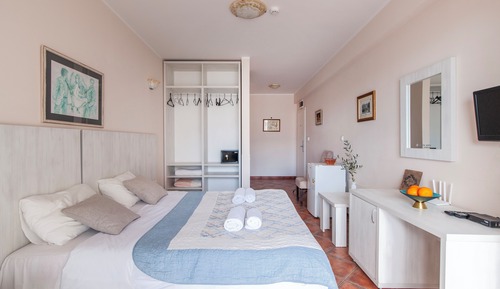 Estudio, terraza, vistas al mar