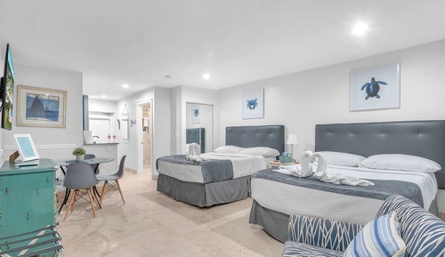 7 - Deluxe Double Queen Suite