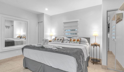 Deluxe King Suite w/Twin Chair Bed-Unit 2