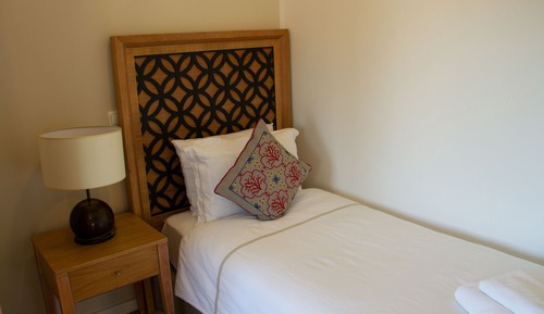 Habitación básica con 2 camas individuales, accesible para personas con discapacidad