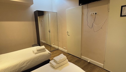 Habitación básica con 2 camas individuales