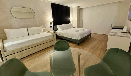 Suite estudio familiar, varias camas, cocina básica, vistas parciales al mar