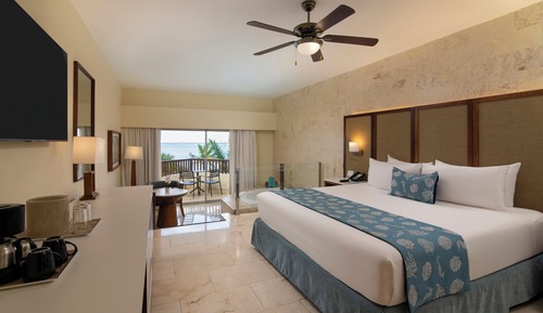 Junior Suite Premium Ocean Front with Jacuzzi (2 Adults)