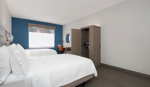 Habitación, 2 camas de matrimonio, frigorífico y microondas