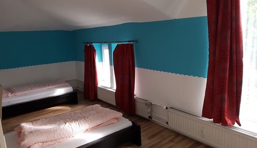 Habitación con 1 cama doble o 2 individuales, baño compartido