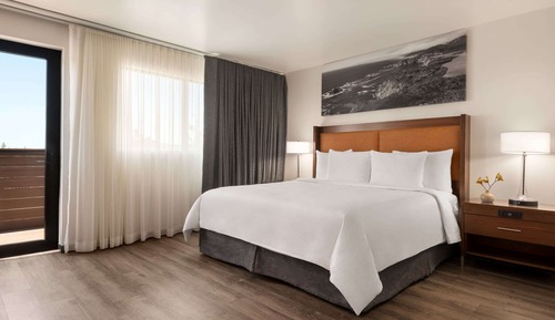 Suite, 1 cama de matrimonio grande, accesible para personas con discapacidad (Two-Room Suite)