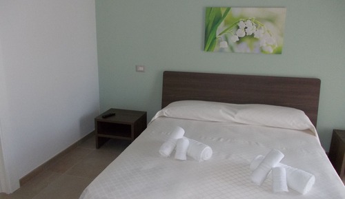 Habitación estándar con 1 cama doble o 2 individuales, balcón, vistas al jardín