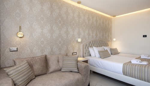 Habitación superior con 2 camas individuales, vistas parciales al mar