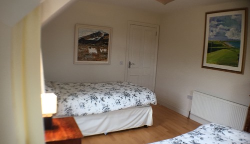 Habitación superior con 2 camas individuales, baño privado, vistas a la montaña