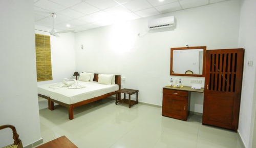 Habitación superior con 1 cama doble o 2 individuales, 1 cama de matrimonio grande, vistas al jardín