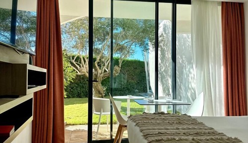 Habitación, terraza, vistas al jardín