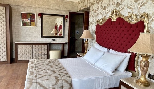 Habitación estándar con 1 cama doble o 2 individuales, vistas parciales al mar