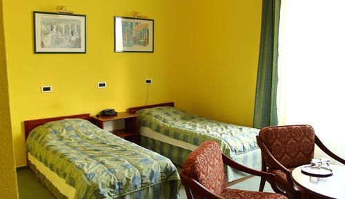 Habitación básica con 1 cama doble o 2 individuales, vistas a la ciudad