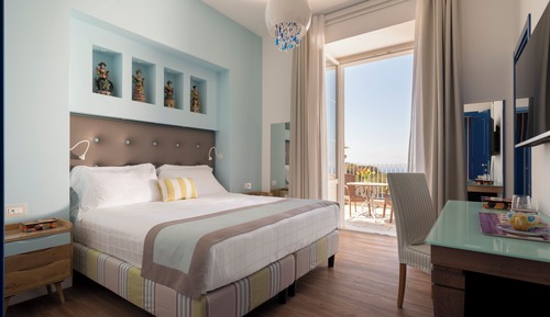 Habitación Deluxe con 1 cama doble o 2 individuales, balcón, vistas al mar