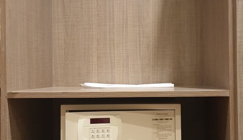 Habitación con 2 camas individuales, balcón