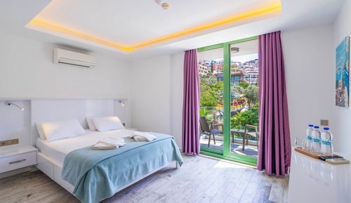 Habitación triple familiar, varias camas, vistas al jardín, junto a la montaña