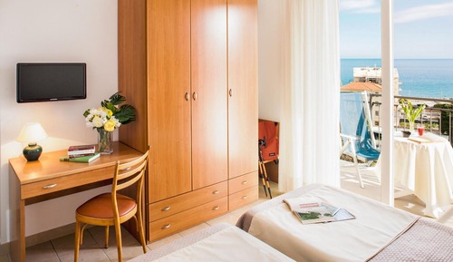 Habitación estándar con 2 camas individuales, balcón, vistas al mar