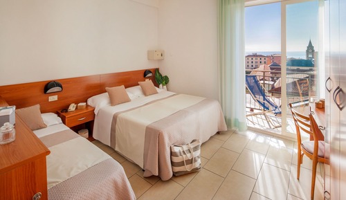 Habitación triple estándar, vistas parciales al mar