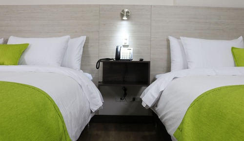 Habitación superior con 2 camas individuales, varias camas, vistas a la ciudad