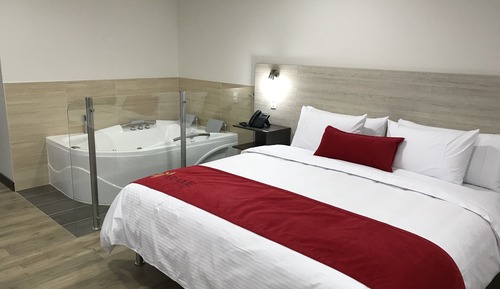 Habitación superior, 1 cama de matrimonio grande, bañera de hidromasaje, vistas a la ciudad